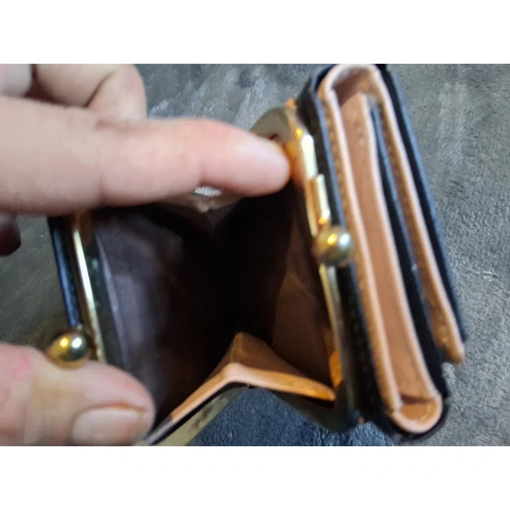 Black Folding Women's Wallet Gold Tone Bee Accent Coin Pocket Animal Theme - Picture 9 of 16